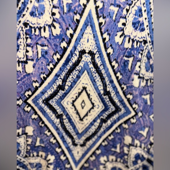 Chico’s Women’s Blue and White M Soft Knit Abstract Design Button Down Sweater - Picture 4 of 7